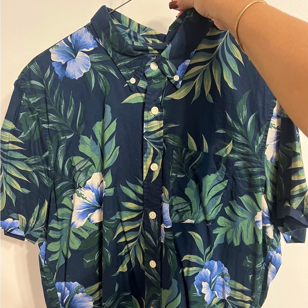 ABERCROMBIE AND FITCH FLORAL BUTTON UP